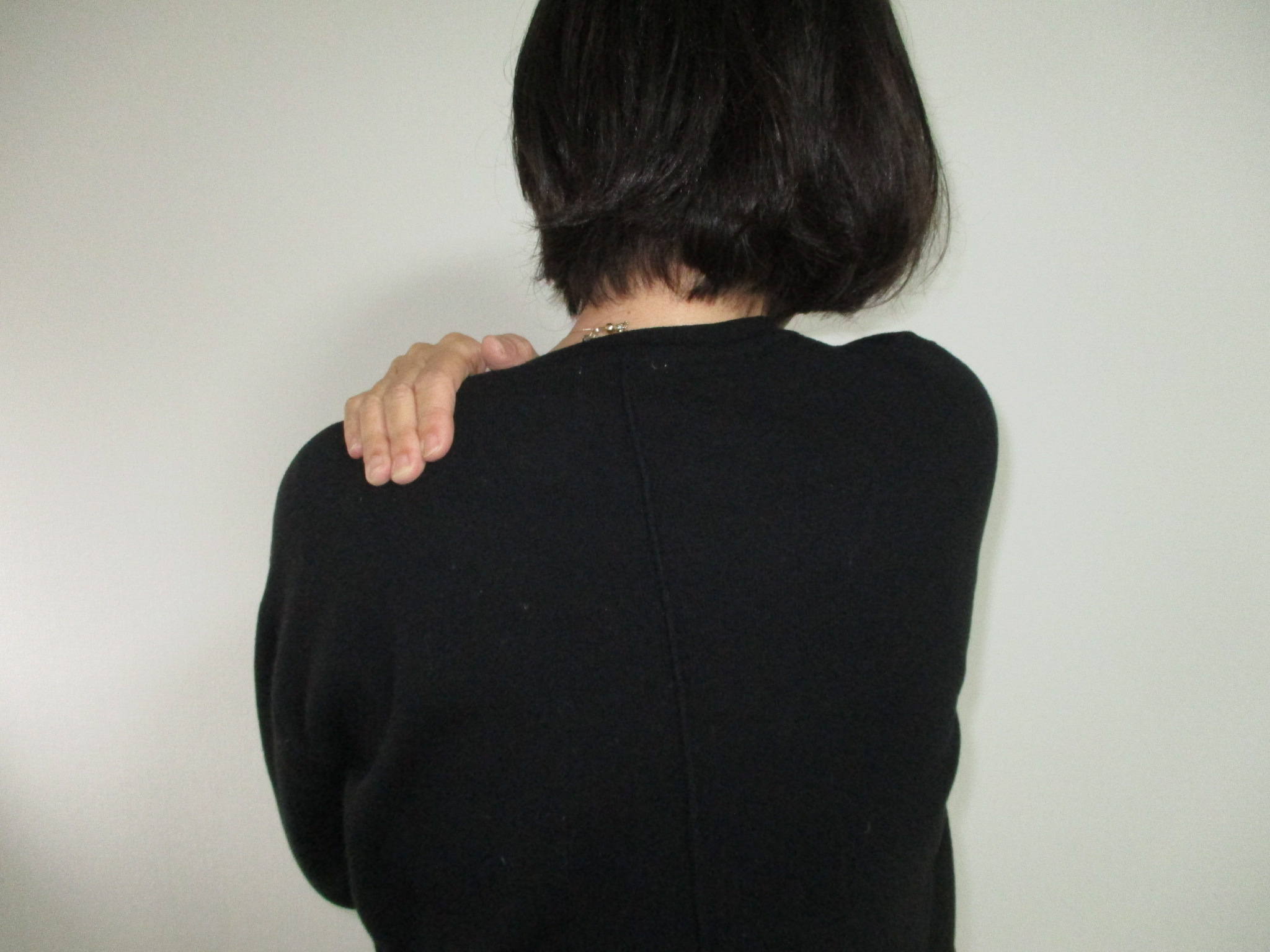 五十肩の痛みで腕が上がらない