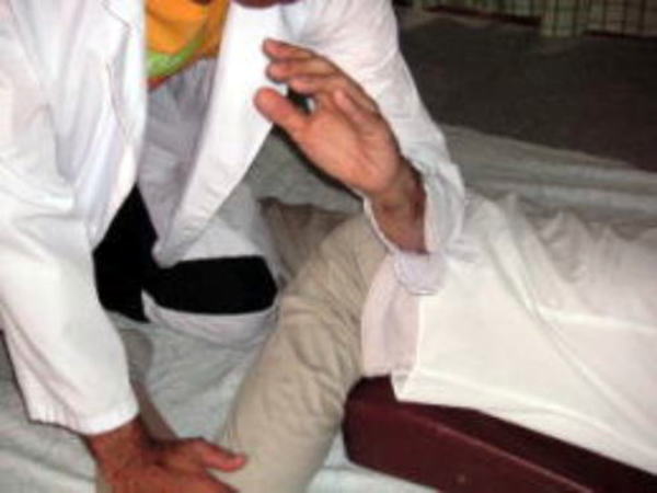 指圧で中大アスリートの仙腸関節を調整します。骨盤矯正や腰痛改 善に効果があります。