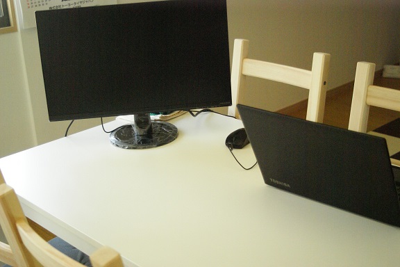 人体を測定するパソコン